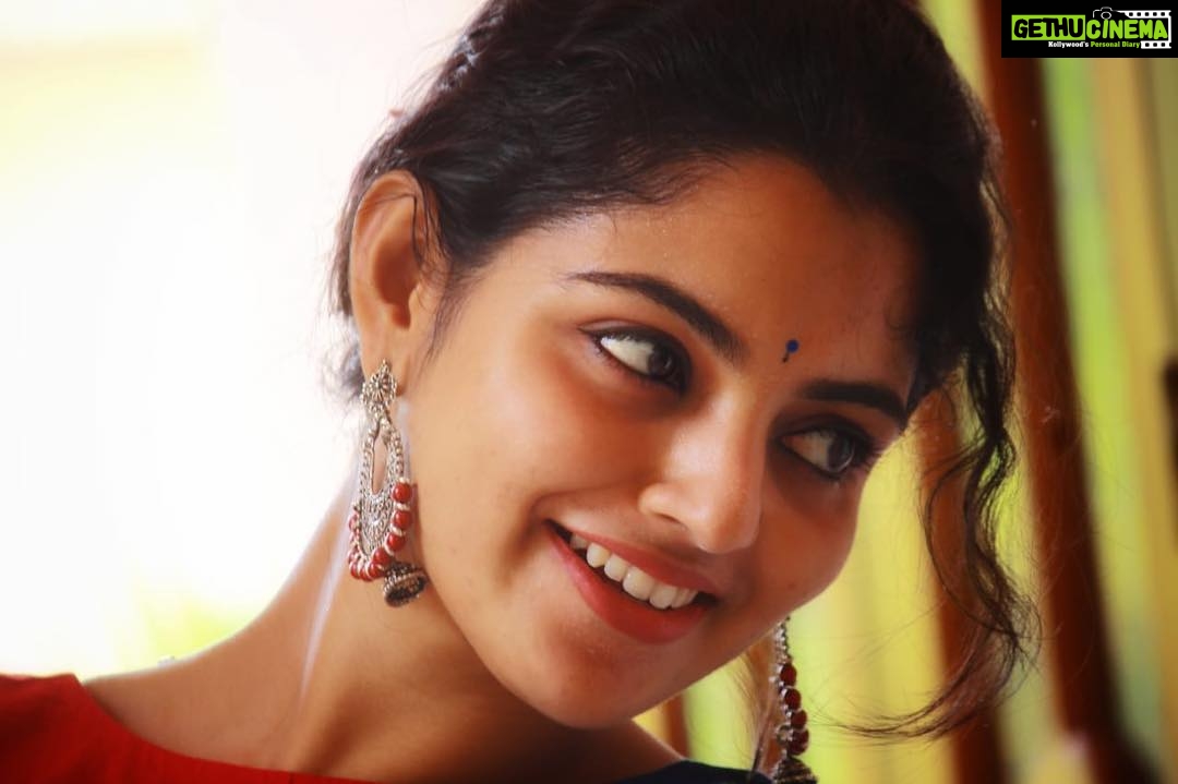 Nikhila Vimal Instagram - In ❤️ with colours PC; @akhilavimal #nikhilavimal