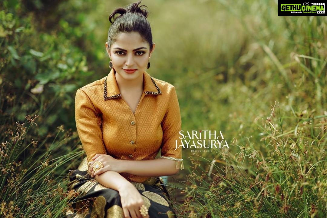 Nikhila Vimal Instagram - For @sarithajayasurya_designstudio favrt photos frm the series.💛 @vineesh_smoke ❤