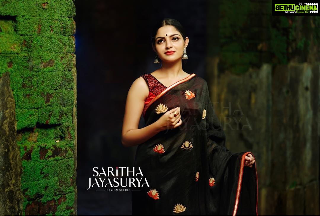 Nikhila Vimal Instagram - Costume; @sarithajayasurya_designstudio jewels; @mayoorajewellerydesignboutique @vineesh_smoke photography ❤️🖤