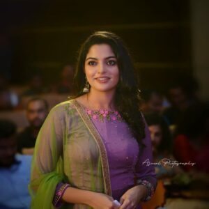 Nikhila Vimal Instagram - Nw it's my turn to post the pics😋 Once again thanking u all for making @aravindante_athidhikal soo special❤️ #aravindanteathidhikal #101daysofaravindan 📸: @ajmal_photography_ @rojannath @ti_tus_praj ,👗 : @prakrithi_by_ramya 📿💍 : @ananyasjewelhut 💄 : @jeena_makeupartist Gokulam Park Hotel and Convention Centre