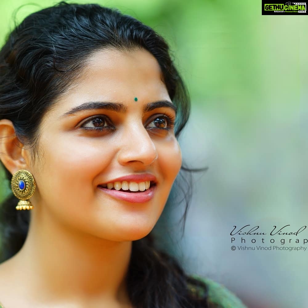 Nikhila Vimal Instagram - If indeed you must be candid,be candid beautifully-kahilil gibran @vishnuvinodphotography swipe left☺️💚💙