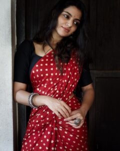 Nikhila Vimal Instagram - Thinking about a caption 🤔 
.
.
.
#sundayisthedayforyou #throwback