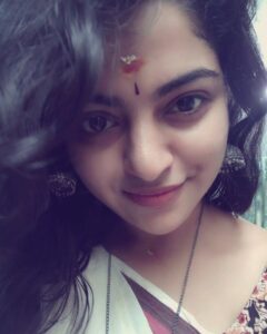Nikhila Vimal Instagram - Morning scenes😍😇 #templevisit#thulam10#guddayppl😍😘