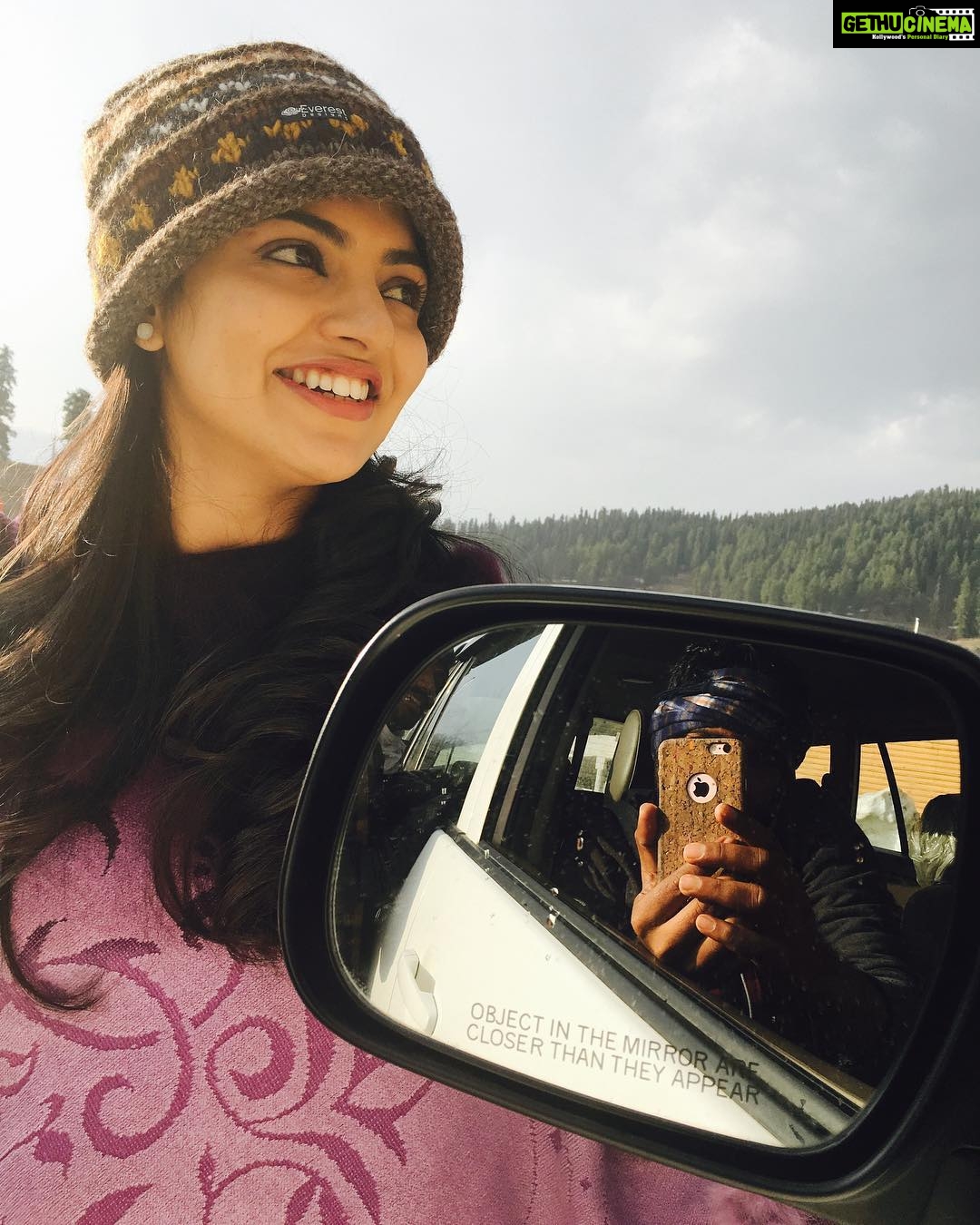Nikhila Vimal Instagram - Objects in the mirror r closer than they appear,😁😁😁 Pic courtesy the man in the mirror😜 #kashmir#dntknwwhttoquotemoment😂😂