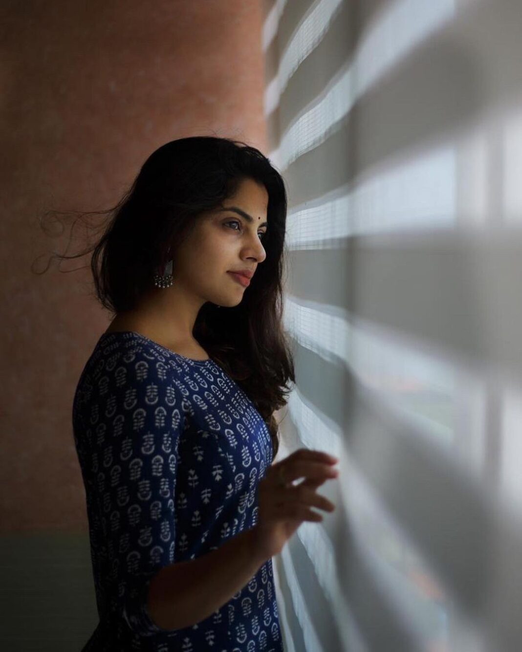 Nikhila Vimal Instagram - You can’t dull my sparkle ✨ 👗: @jugalbandhi 😘 #sundaymood☀️ #candidcasuals #whatsyourmoodtoday #personalphotographerbacktowork🌝