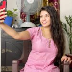 Papri Ghosh Instagram - Getting bored at home? Take selfie! Smile please 📸 #stayhome #staysafe #lockdown #selfie #selflove #shotoniphone #paprighosh #pandavarillam #kayal #nareshclick #suntv #serial #actress #pictureoftheday #pink #freehair #nomakeup #yourskothuparotta #smile @suntv