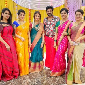 Papri Ghosh Instagram - With @soniaaggarwal1 in Pandavar illam serial 
@naresheswar 
#paprighosh #soniaagarwal #naresheswar #pandavarillam #kuttykayal #kayal #retrolook #specialepisode #sunday #bellbottoms #tamilactress #tamilheroine #actor #actress #suntv #serial @suntv