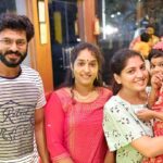 Papri Ghosh Instagram – We were all celebrating a month back; but now carefully sitting inside our homes with all precautions. Stay safe!

With @naresheswar & his cute family Aiswarya and Janani 

#familyfriends #bestfriends #dinner #dineout #restaurant #cutebaby #lovelycouple #colorful #smilemore #staysafe #stayhealthy #stayhappy 
#suntv #pandavarillam #serial #actress #paprighosh #actor #naresheswar #kuttykayal