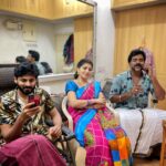 Papri Ghosh Instagram - Today’s 3monkeys- PHONE MONKEYS They see, hear or speak only on PHONE @naresheswar @dhiyanisurendar @suntv #phoneaddict #realsituation #todaysreality #truestory #hardtruth #currentsituation #currentgeneration #addiction #addicted #pandavarillam #kayal #kuttykayal #suntv #serial #actor