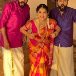 Papri Ghosh Instagram - My buddies to whom I can say anything and I know they won’t mind it #pandavarillam #paprighosh #naresheswar #guhanshanmugam #kuttykayal #fun #offscreenmasti #weddingseason #surprise #fight #friendship #friendshipgoals #serial #actorslife #actress #tamilserial #suntv #suntvserial @suntv @naresheswar @guhanshanmugam @chennai_jazz @luxefashion_jewellery @lakshitha_boutique