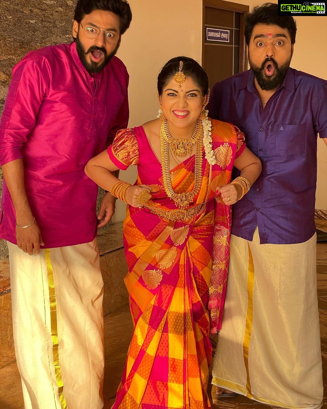 Papri Ghosh Instagram - My buddies to whom I can say anything and I know they won’t mind it #pandavarillam #paprighosh #naresheswar #guhanshanmugam #kuttykayal #fun #offscreenmasti #weddingseason #surprise #fight #friendship #friendshipgoals #serial #actorslife #actress #tamilserial #suntv #suntvserial @suntv @naresheswar @guhanshanmugam @chennai_jazz @luxefashion_jewellery @lakshitha_boutique