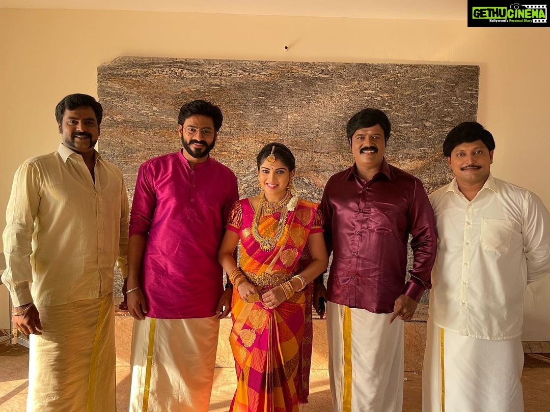 Papri Ghosh Instagram - Pandavar illam #paprighosh #pandavarillam #kuttykayal #pandavas #wedding #weddingdress #family #familytime #familyphotography #pattusaree #pattushirt #pattuveshti #suntv #serial #suntvserial #tamilserial @suntv @naresheswar @nesan.nepolean @dhiyanisurendar