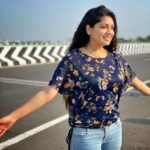 Papri Ghosh Instagram - Let’s welcome the sun with open arms and enjoy the day! Good morning 🌞 #goodmorning #morningvibes #earlymorning #sun #sunrise #highway #bluesky #bluetop #jeans #nomakeup #freehair #openarms #positivevibes #paprighosh #nareshclick