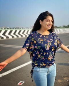 Papri Ghosh Instagram - Let’s welcome the sun with open arms and enjoy the day! Good morning 🌞 

#goodmorning #morningvibes #earlymorning #sun #sunrise #highway #bluesky #bluetop #jeans #nomakeup #freehair #openarms #positivevibes #paprighosh #nareshclick