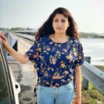 Papri Ghosh Instagram - Good morning 😊 #takenby @naresheswar #nareshclick #sunshine #sunrise #naturallight #nomakeup #freehair #printed #top #floral #jeans #paprighosh #actress #earlymorning #morningglow #pandavarillam #kayal #suntv #serialactress #ootd #ecr #naturelover #highway @suntv