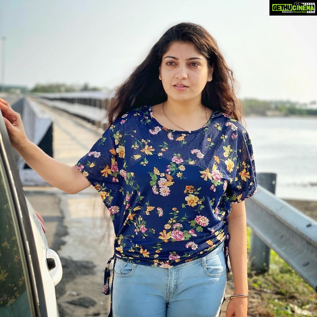 Papri Ghosh Instagram - Good morning 😊 #takenby @naresheswar #nareshclick #sunshine #sunrise #naturallight #nomakeup #freehair #printed #top #floral #jeans #paprighosh #actress #earlymorning #morningglow #pandavarillam #kayal #suntv #serialactress #ootd #ecr #naturelover #highway @suntv