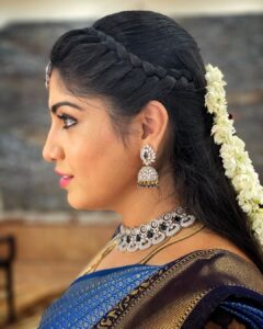 Papri Ghosh Instagram - You don’t have to always look at the camera for a good photo

Saree @avsfashions 
Jewellery @chennai_jazz @luxefashion_jewellery 
Blouse @adhya_vyshnavee 

#clickedby @naresheswar #nareshclick #weddingseason #chennaijazz #paprighosh #pandavarillam #kayal #suntv @suntv #tamilserial #serialactress #diamondjewelry #bluesaree #weddinglook #flowers #halfface #closeup