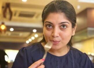 Papri Ghosh Instagram - Apple company knew that their phone will become our main food. Perfect name!!!! #lunch #dineout #restaurant #appleiphone #apple #phoneaddict #foodie #starter #grill #protein #nonveg #paprighosh #pandavarillam #suntv #actress #serial #serialactress #nomakeup #eathealthy