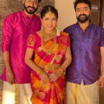 Papri Ghosh Instagram - My buddies to whom I can say anything and I know they won’t mind it #pandavarillam #paprighosh #naresheswar #guhanshanmugam #kuttykayal #fun #offscreenmasti #weddingseason #surprise #fight #friendship #friendshipgoals #serial #actorslife #actress #tamilserial #suntv #suntvserial @suntv @naresheswar @guhanshanmugam @chennai_jazz @luxefashion_jewellery @lakshitha_boutique
