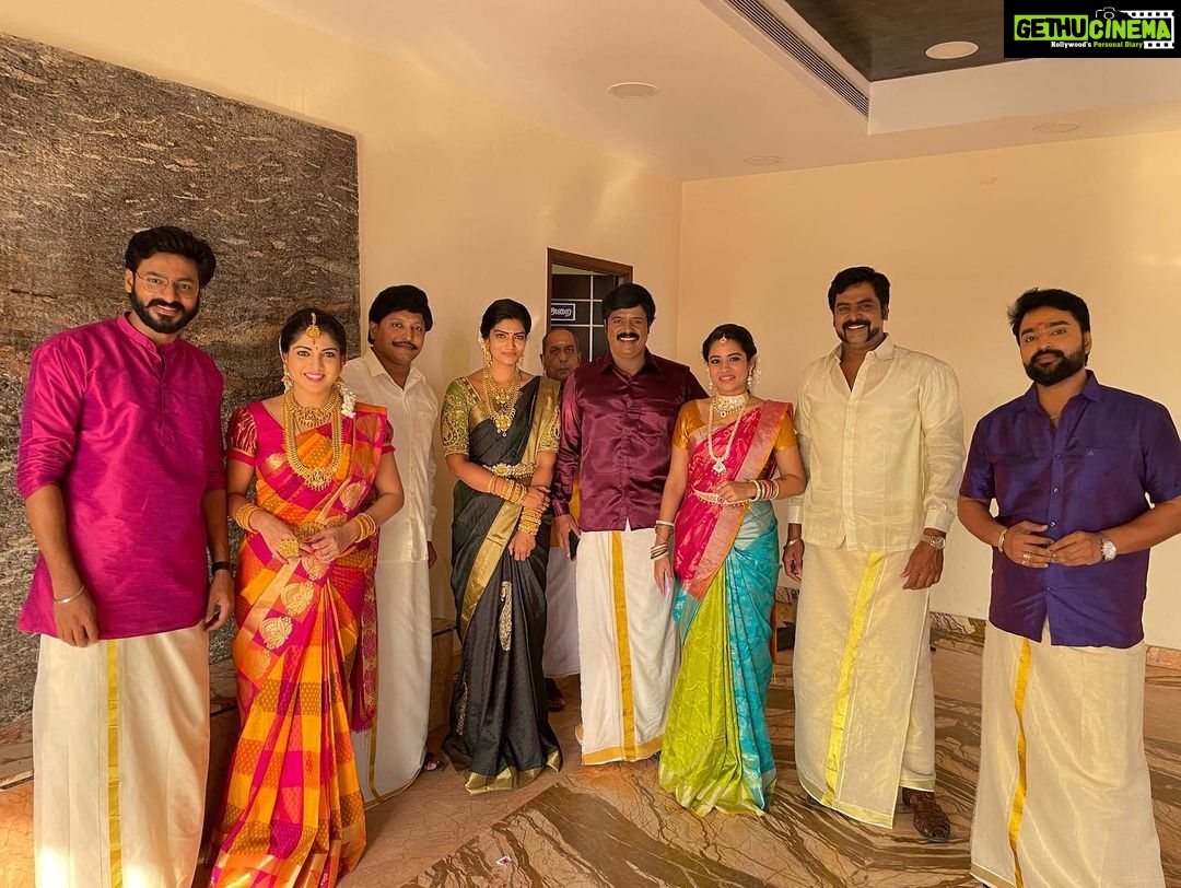 Papri Ghosh Instagram - Pandavar illam #paprighosh #pandavarillam #kuttykayal #pandavas #wedding #weddingdress #family #familytime #familyphotography #pattusaree #pattushirt #pattuveshti #suntv #serial #suntvserial #tamilserial @suntv @naresheswar @nesan.nepolean @dhiyanisurendar