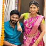 Papri Ghosh Instagram - Good morning ☀️ Happy Sunday 😃 #paprighosh #naresheswar #pandavarillam #suntv #suntvserial #tamilserial #onscreencouple #weddingseason #sunday #pinksaree #bluekurta💙 @naresheswar @suntv @chennai_jazz