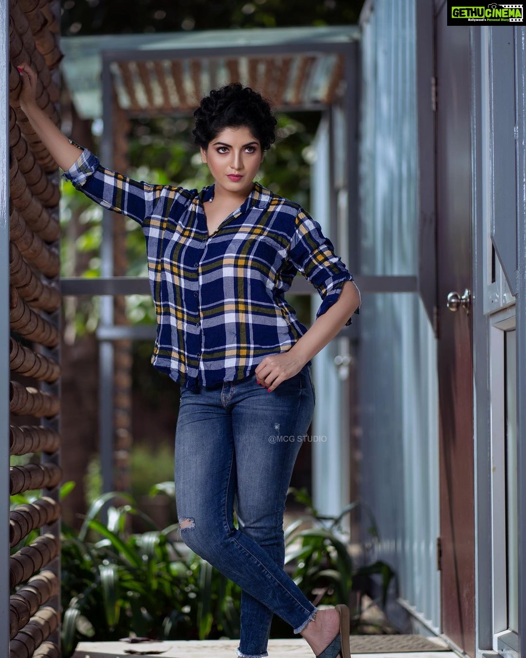 Papri Ghosh Instagram - It’s all about your attitude #attitude #positivevibes #tomboystyle #strong #toughlook #shirt #jeans #paprighosh #pandavarillam #kayal #suntv #photoshoot #actress #serialactress #suntvserial @suntv @mcg_studio8216