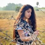 Papri Ghosh Instagram – I’m not afraid of touching the thorns because fear of pain is more painful than pain

#positivethinking #thorns #pain #fearless #paprighosh #openhair #nomakeup #nature #earlymorninglight #pandavarillam #kayal #suntv @suntv #clickedby #naresheswar @naresheswar
