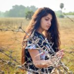 Papri Ghosh Instagram - I’m not afraid of touching the thorns because fear of pain is more painful than pain #positivethinking #thorns #pain #fearless #paprighosh #openhair #nomakeup #nature #earlymorninglight #pandavarillam #kayal #suntv @suntv #clickedby #naresheswar @naresheswar