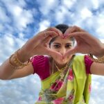 Papri Ghosh Instagram - Fill up your eyes with love so that you can see the beauty of everything 😍 #paprighosh #pandavarillam #kayal #kuttykayal #love #lovesign #clouds #sky #skyphotography #outdoorphotography #outdoors #nature #clearsky #tamilserial #serialactress #actress #greensaree #eyes #naresheswarphotography #suntv PC @naresheswar @suntv