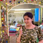 Papri Ghosh Instagram - I become #pictureperfect even start #glowing with a #happyface while having my #favourite #chocolate #icecream #paprighosh #chocolatelovers #icecreamlover #frame #lights #floral #green #tshirt #nomakeup #ponytail #happy #obsessed #serial #actress #serialactress #tamilserial #actorslife #pandavarillam #kayal #suntv @suntv