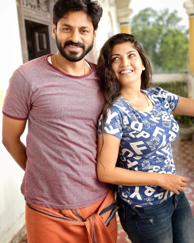 Papri Ghosh Instagram - Too #focused to #pose -can’t #distract him #paprighosh #candid #onscreen #couple #offscreen #bestie #morningvibes #smile #indowestern #top #jeans #nomakeup #pandavarillam #kuttykayal #kayal #naresheswar @naresheswar @suntv