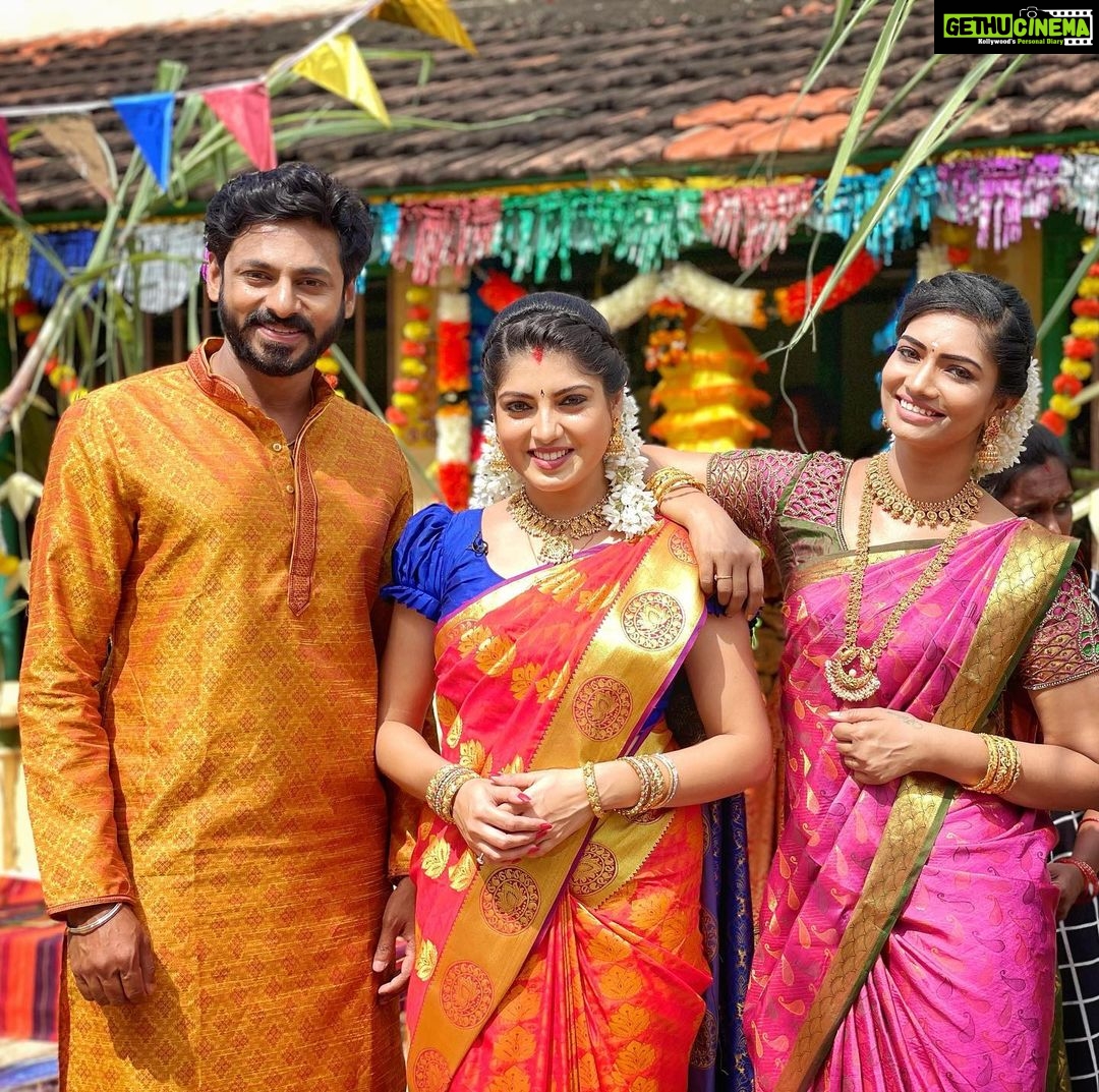 Papri Ghosh Instagram - #pongalcelebration with #pandavarillam #family @krithika.annamalai @naresheswar @suntv