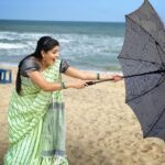 Papri Ghosh Instagram - #tough to #handle #big #umbrella in #windy #beach while trying to #pose with it PC @naresheswar 📸 #paprighosh #beachday #beachvibes #sunnyday #serial #actress #chennai #chennaiponnu #offscreen #candid #photoshoot #greensaree #pandavarillam #kayal @suntv