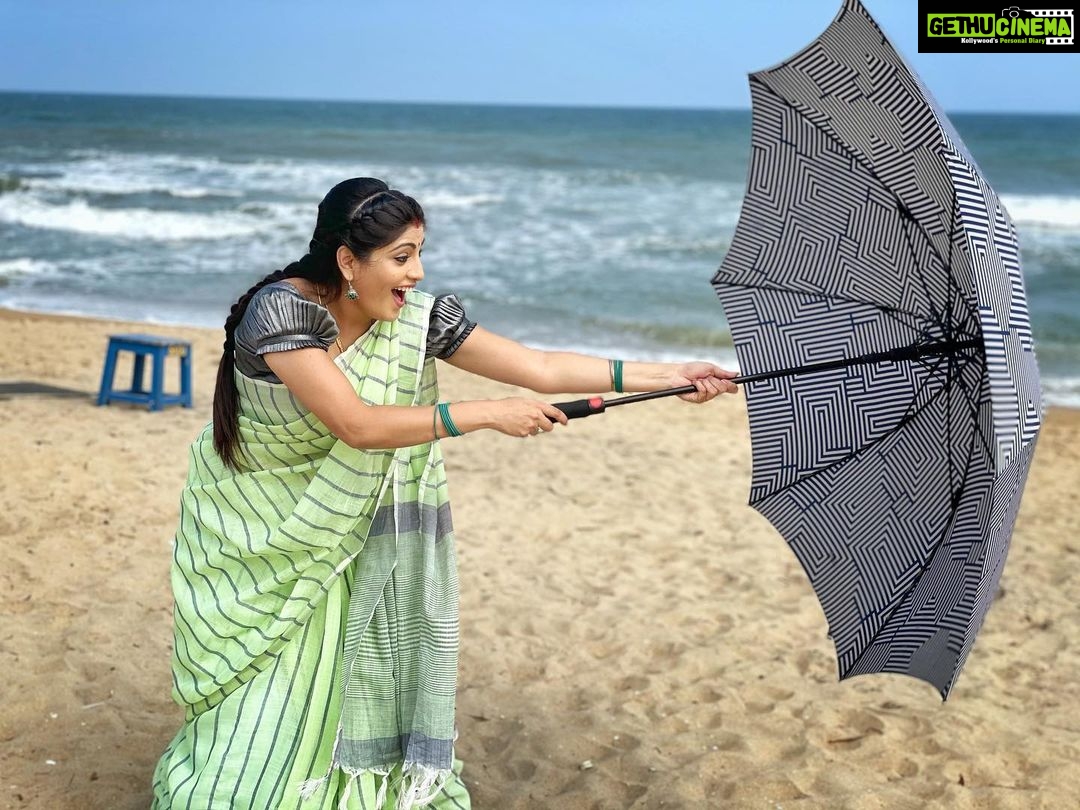 Papri Ghosh Instagram - #tough to #handle #big #umbrella in #windy #beach while trying to #pose with it PC @naresheswar ๐ธ #paprighosh #beachday #beachvibes #sunnyday #serial #actress #chennai #chennaiponnu #offscreen #candid #photoshoot #greensaree #pandavarillam #kayal @suntv