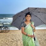 Papri Ghosh Instagram - #goingback to #childhood -#beach + #snackcart #onwheels + #enjoying #waves PC @naresheswar 📸 #childhoodmemories #umbrella #enjoythelittlethings #paprighosh #natureshots #sunnyday #windy #beachday #smilemore #pandavarillam #kayal #serial #actress #greensaree @suntv