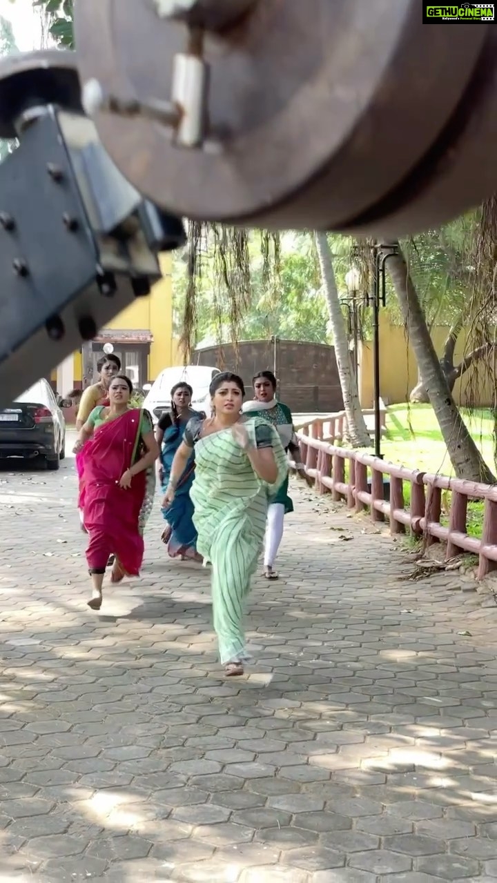 Papri Ghosh Instagram - #tamilsong #paprighosh #pandavarillam #pandavis #kayal #emotional #running in #saree #shooting @krithika.annamalai @aarthisubash_official @sailuimran @elakiyactress #shotby @naresheswar @suntv