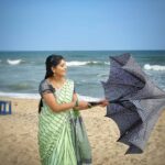 Papri Ghosh Instagram - #tough to #handle #big #umbrella in #windy #beach while trying to #pose with it PC @naresheswar 📸 #paprighosh #beachday #beachvibes #sunnyday #serial #actress #chennai #chennaiponnu #offscreen #candid #photoshoot #greensaree #pandavarillam #kayal @suntv