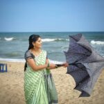 Papri Ghosh Instagram – #tough to #handle #big #umbrella in #windy #beach while trying to #pose with it 

PC @naresheswar 📸

#paprighosh #beachday #beachvibes #sunnyday #serial #actress #chennai #chennaiponnu #offscreen #candid #photoshoot #greensaree #pandavarillam #kayal @suntv