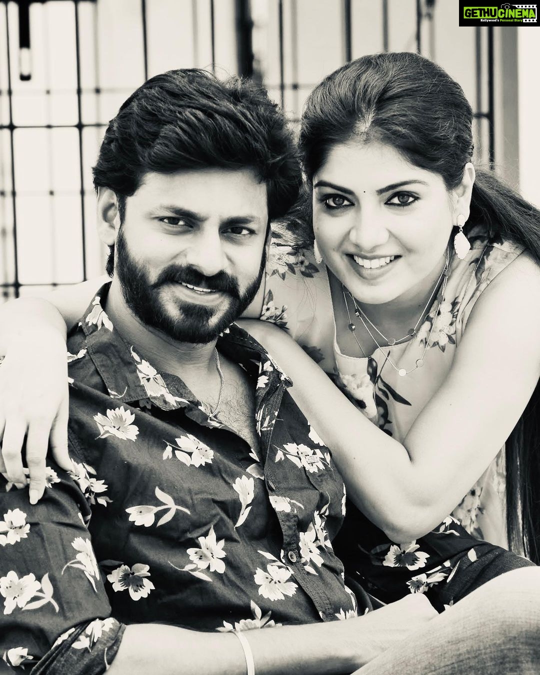 Papri Ghosh Instagram - Back to old glory! #90sfashion #blackandwhite @naresheswar #flowerprint #naturelovers #oldisgold #suntv #suntvserials #pandavarillam #kuttykayal #paprighosh #naresheswar #nayagi #terrace #photoshoot