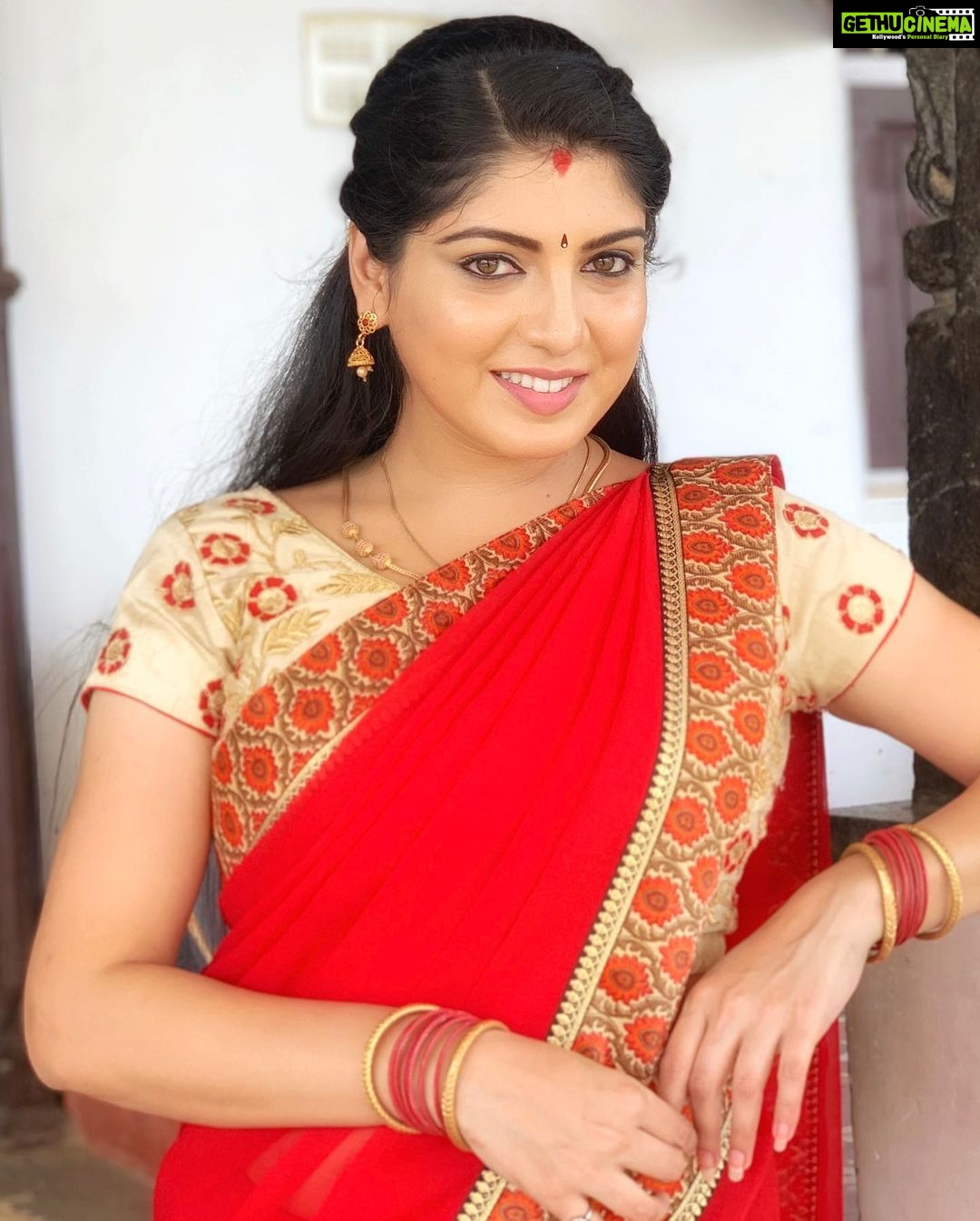 Papri Ghosh Instagram - Smile doesn’t need any reason! Let’s be happy😃 Thanks for the lovely saree @the_.happy_.shopping #paprighosh #pandavarillam #kayal #suntv #serialactress #behappy #redsaree