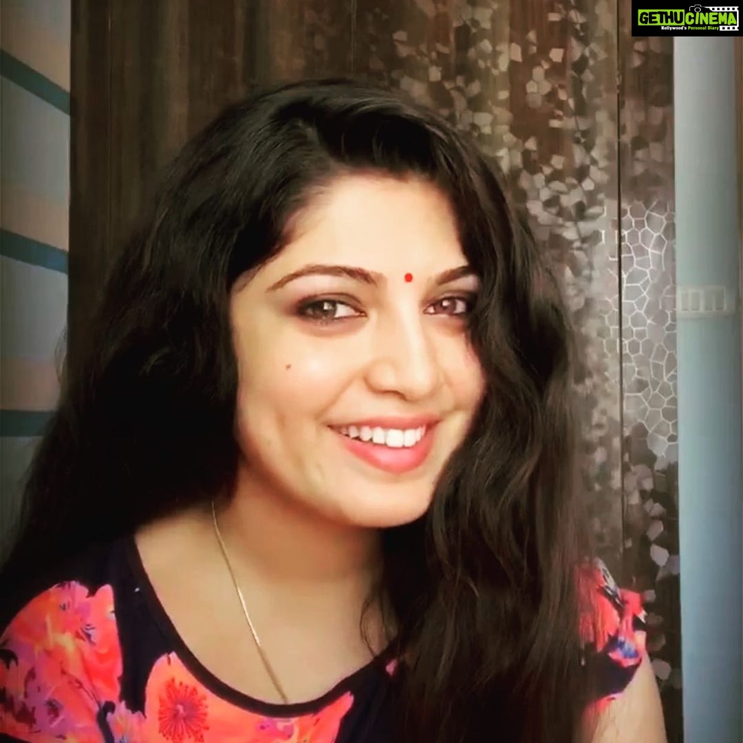Papri Ghosh Instagram - Don’t forget to smile more in your hard times, problems will get scared then . . #wednesdayvibes #suntv #pandavarillam_suntv #nayagi #stayhome #staysafe