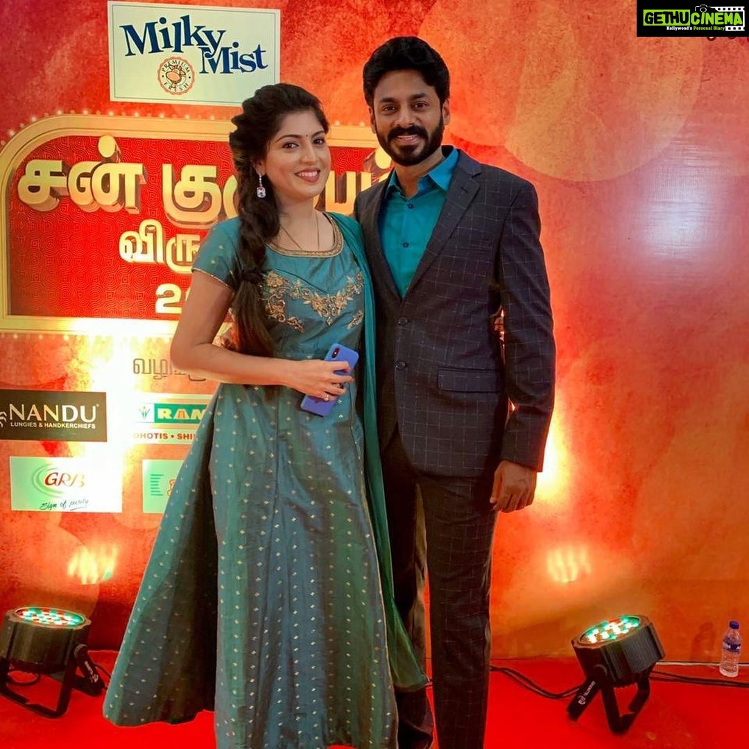 Papri Ghosh Instagram - Very happy to win Best supporting actress award for Nayagi at Sun kudumba awards🤗🤗🤗met the whole sun family! Very very happy 😃 thank you Suntv for the award and thank you all for your support 🙏 . . #sociallysun #suntv #suntvactress #naresheswar #pandavarillam #paprighosh #paprighoshofficial #kuttykayal #nayagiserial