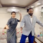 Papri Ghosh Instagram - Dance with Robo Sankar 💃🕺 Taken by Annachi 🎥 #paprighosh #robo #robosankar #trending #song #dance #quickheal #adshoot #caravan #tamil #actor #actress #suntv #serial #pandavarillam #kayal #takenby #annachi @roboshankar_actor