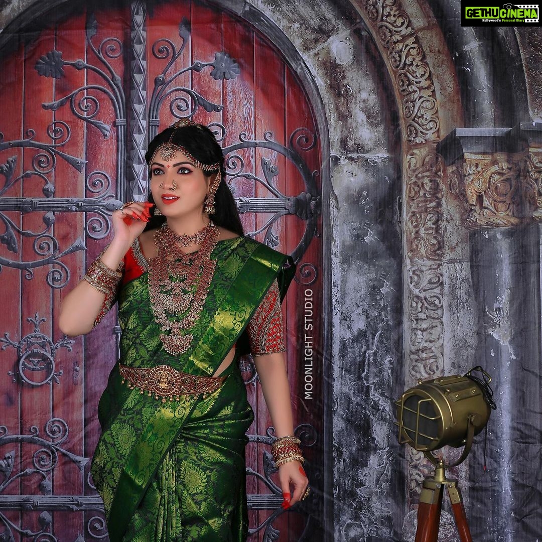 Papri Ghosh Instagram - #happy #navratri #durgapuja #mahasaptami Makeup @aarthimakeoverartistry Jewelry @sagunthalajeweller Bridal blouse @j2fashions PC @moonlightstudio.77 @r_photography Editor @valentino_prabu