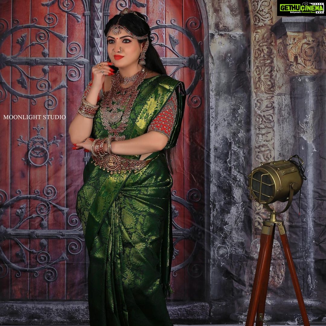 Papri Ghosh Instagram - #happy #navratri #durgapuja #mahasaptami Makeup @aarthimakeoverartistry Jewelry @sagunthalajeweller Bridal blouse @j2fashions PC @moonlightstudio.77 @r_photography Editor @valentino_prabu