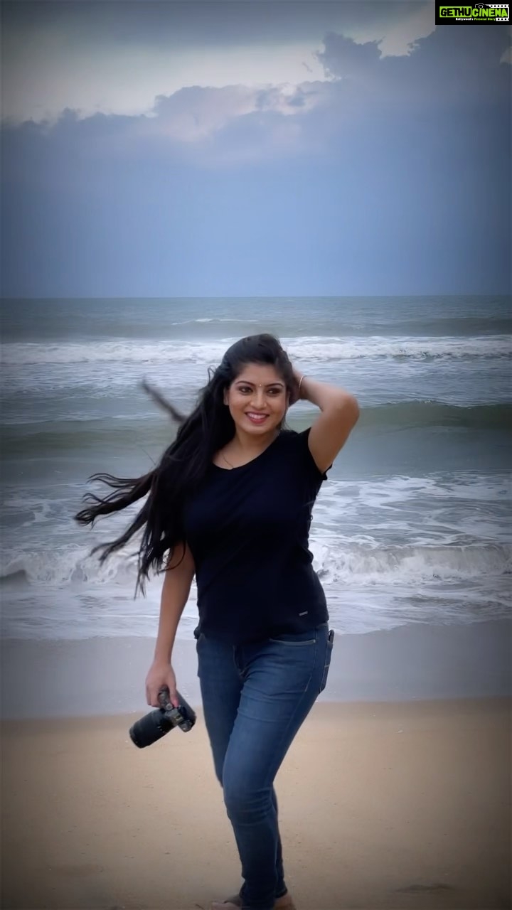 Papri Ghosh Instagram - Beach time @naresheswar #paprighosh #kuttykayal #pandavarillam #beach #ecr #camera #photography #suntv #serial #actress #actor #casualstyle #aftershoot #beachtime #slomo