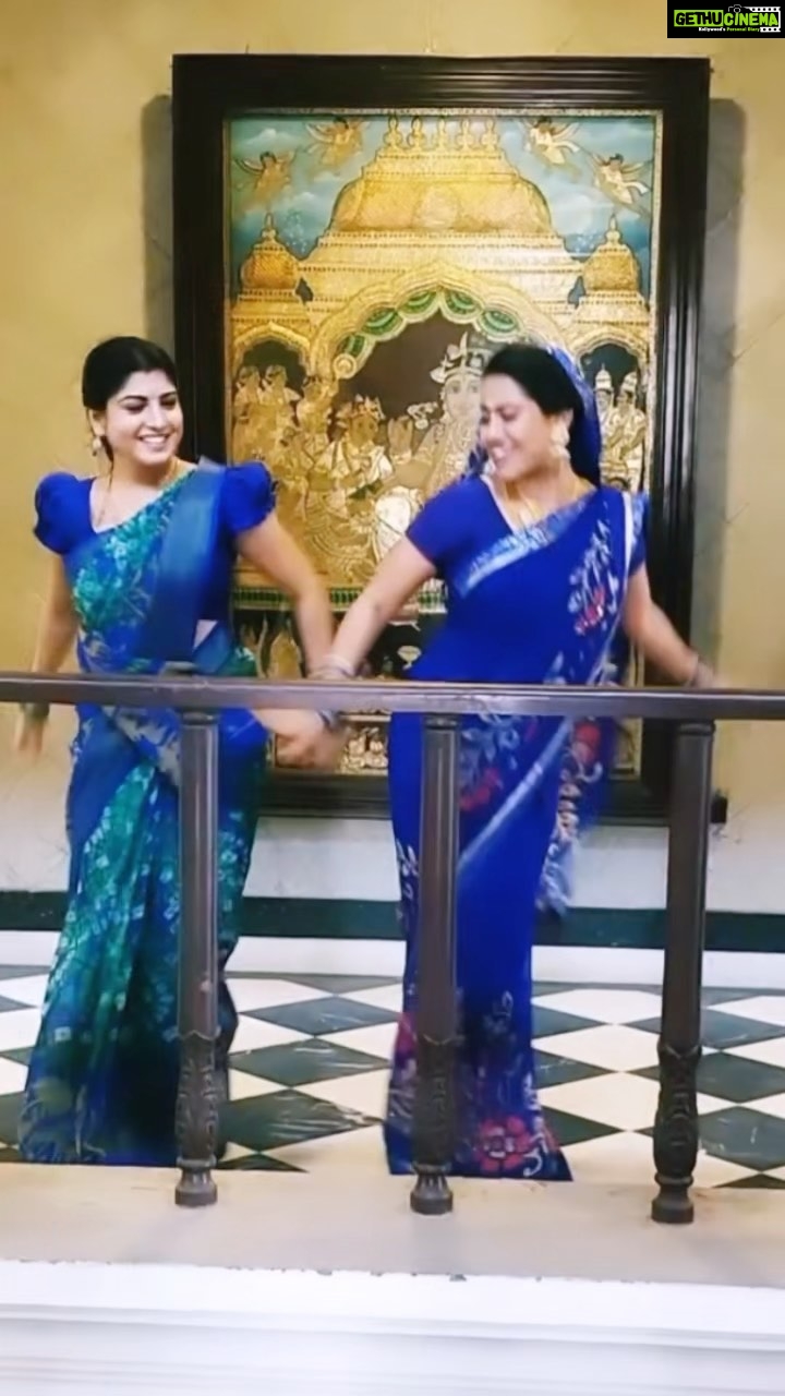Papri Ghosh Instagram - Radha kaise na jale @anu_chweety #paprighosh #dance #radhekrishna #lagaan #movie #song #hindisongs #2girls #saree #actress #suntv #serial #pandavarillam #kayal