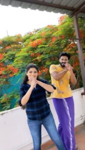 Papri Ghosh Instagram - Happy friendship day 😃
His first try at dance- his perfect gift to me🎁💃🕺
@naresheswar #paprighosh #bestie #bestfriends #happyfriendshipday #friends #friendship #firstdance #firsttry #terrace #kuttykayal #pandavarillam #suntv #serial #actor #actress #casualstyle