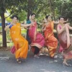 Papri Ghosh Instagram – #dance #poofbegone #trending #pandavarillam #sisters #sisterlove #sisterinlaw #suntv #suntvserial #serial #actress #choreography #fun #saree #colorful #garden #greenery #nature #swag