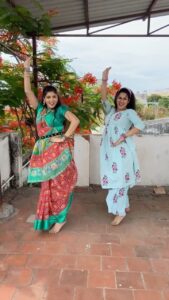 Papri Ghosh Instagram - #goingwiththetrend #dholna #hindi #song #dance #paprighosh #pandavarillam #suntv #serial #actress #girlbestie #gujratisaree #indowestern #sareewithbelt #offscreenmasti #shootingspot @anu_chweety